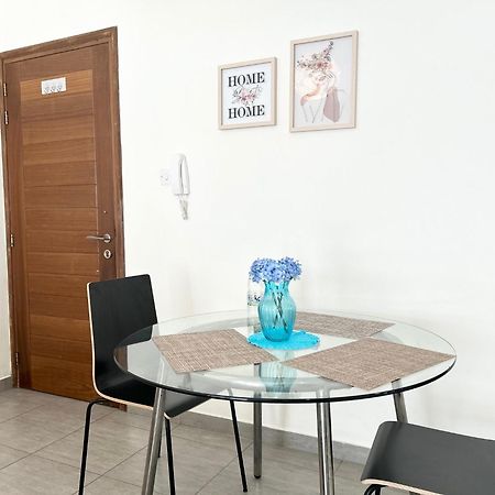 Sun Julz Apartments On The Beach Paphos ภายนอก รูปภาพ