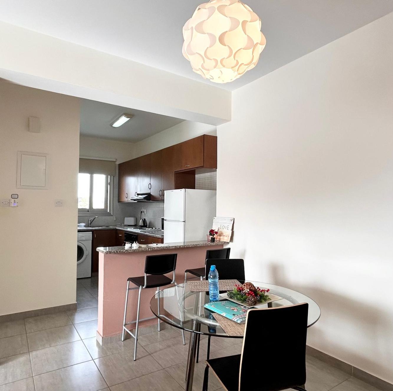 Sun Julz Apartments On The Beach Paphos ภายนอก รูปภาพ
