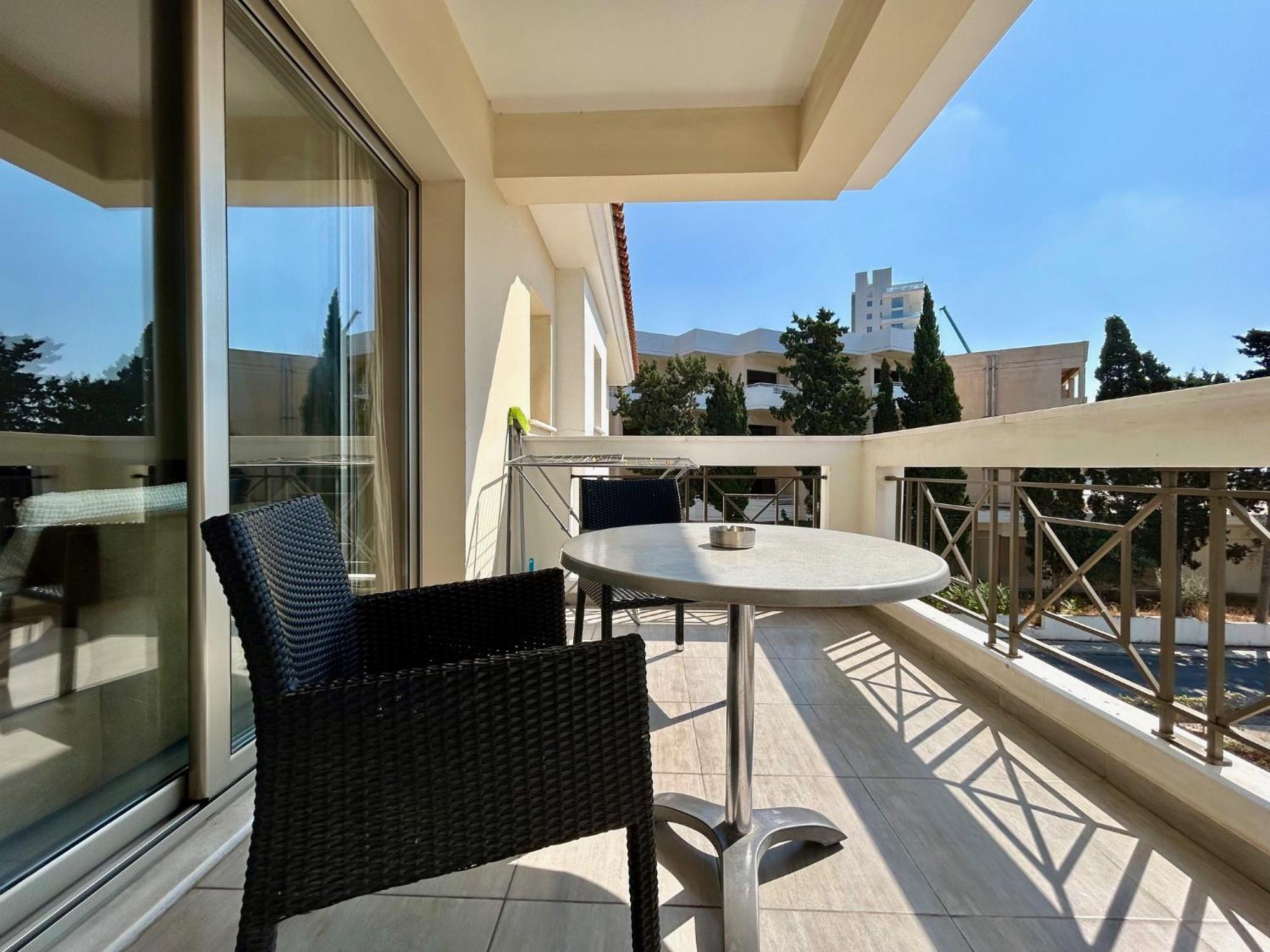 Sun Julz Apartments On The Beach Paphos ภายนอก รูปภาพ