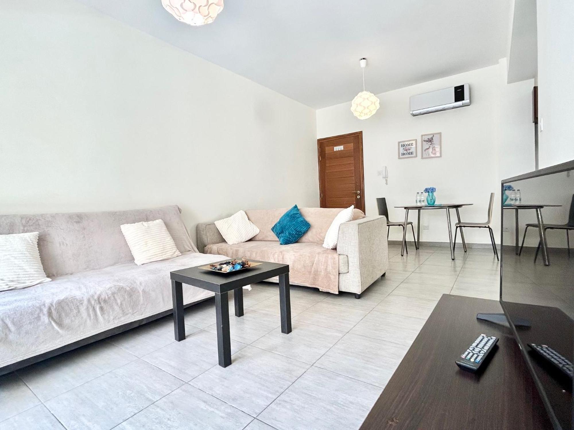 Sun Julz Apartments On The Beach Paphos ภายนอก รูปภาพ