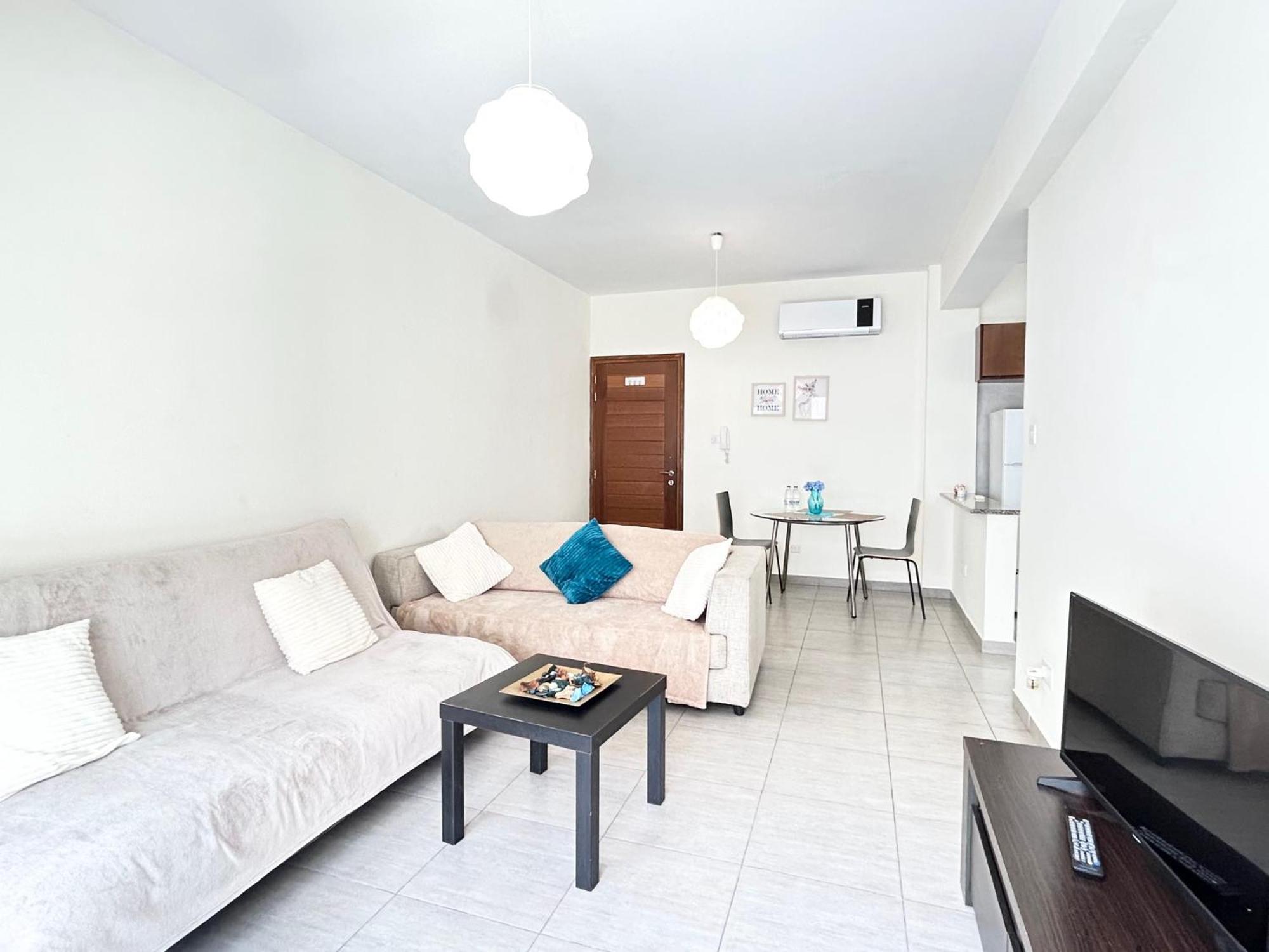 Sun Julz Apartments On The Beach Paphos ภายนอก รูปภาพ