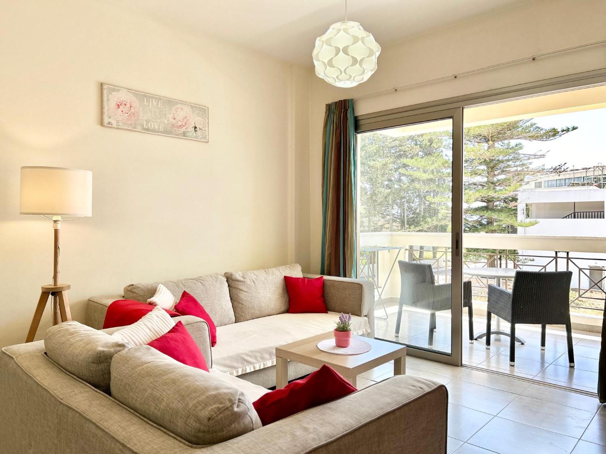 Sun Julz Apartments On The Beach Paphos ภายนอก รูปภาพ