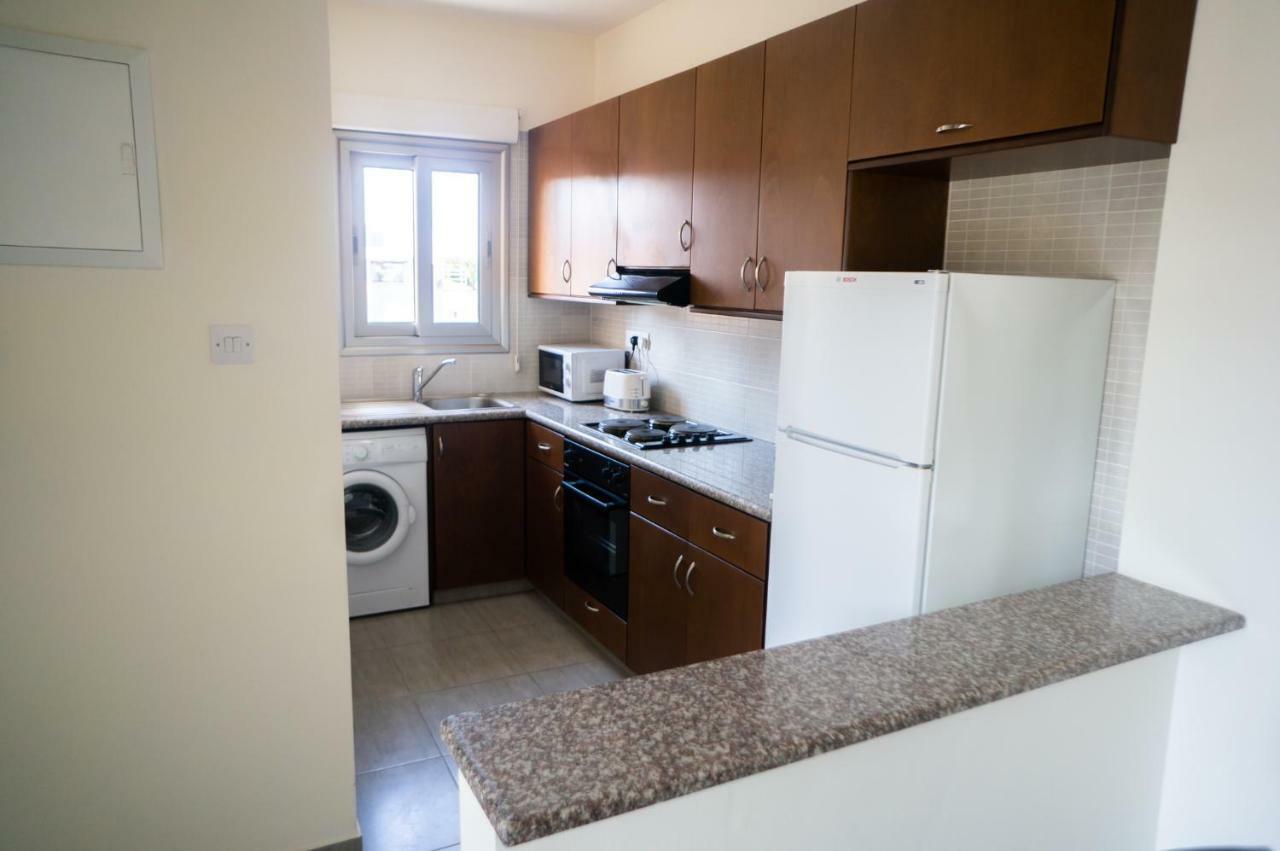 Sun Julz Apartments On The Beach Paphos ภายนอก รูปภาพ