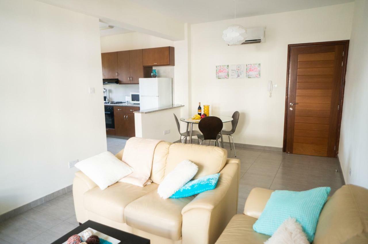 Sun Julz Apartments On The Beach Paphos ภายนอก รูปภาพ