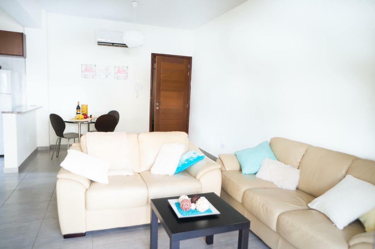 Sun Julz Apartments On The Beach Paphos ภายนอก รูปภาพ