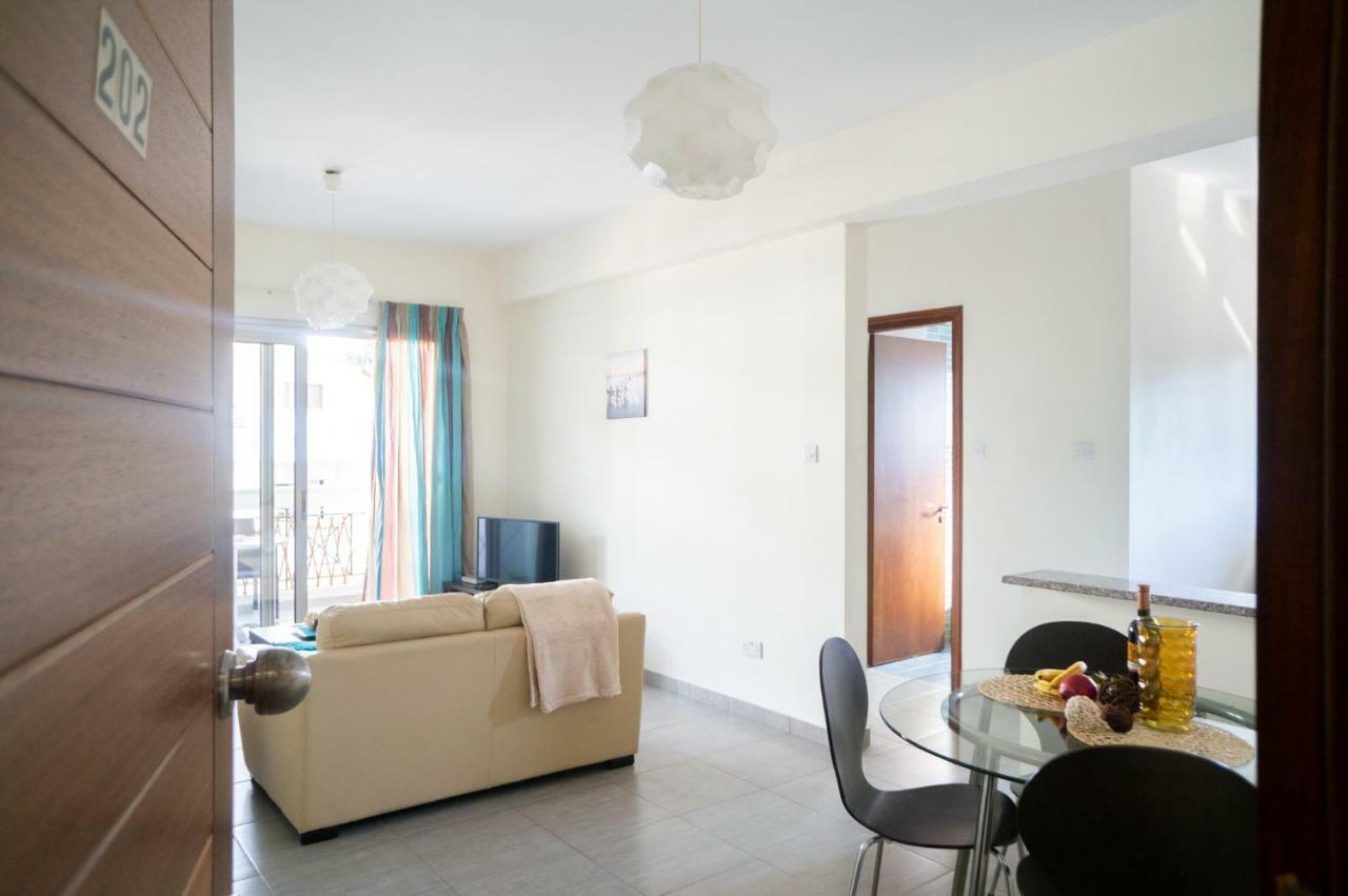 Sun Julz Apartments On The Beach Paphos ภายนอก รูปภาพ
